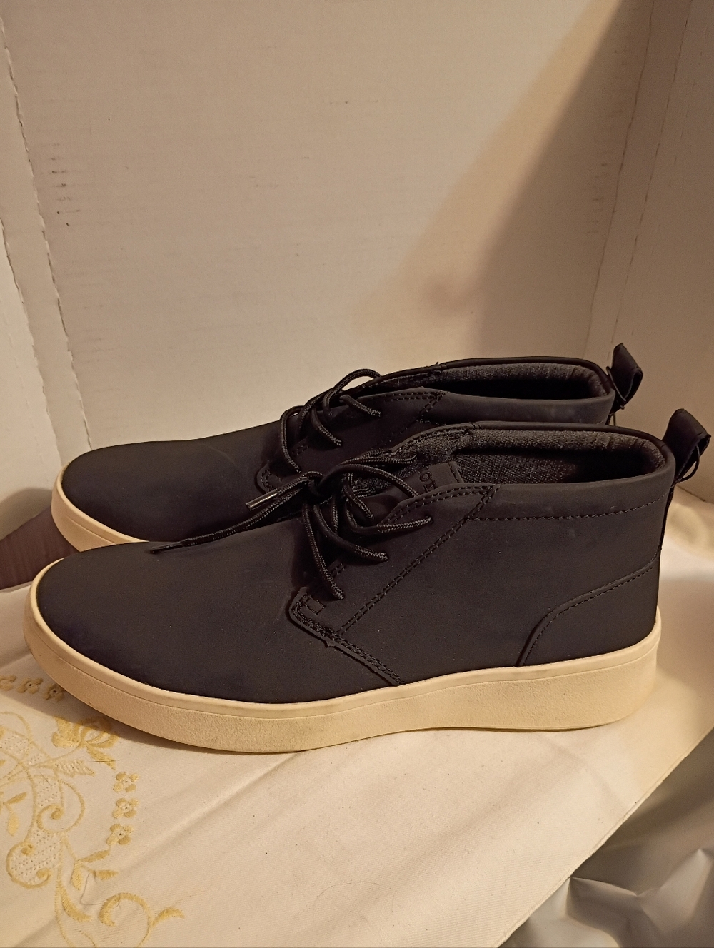 IZOD Mens Palmer, Lace Up Chukka Boots, Black shoes, size 8, memory foam